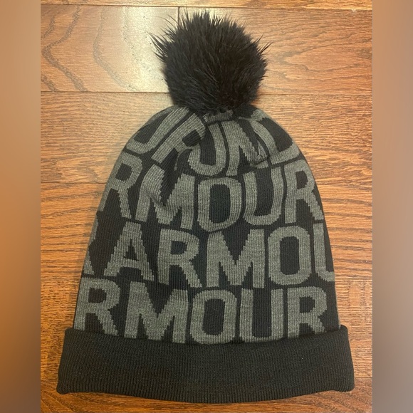 Under Armour Beanie Halftime Pom Black Grey OS Cuffed 9.5”Wx10”H - Picture 2 of 5